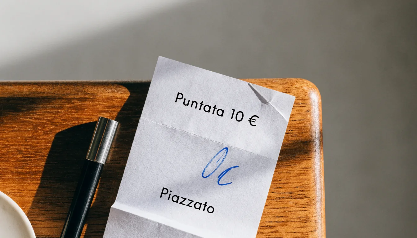 Un foglio di concessione in carta con un timbro rosso, appoggiato su una scrivania di legno accanto a una penna